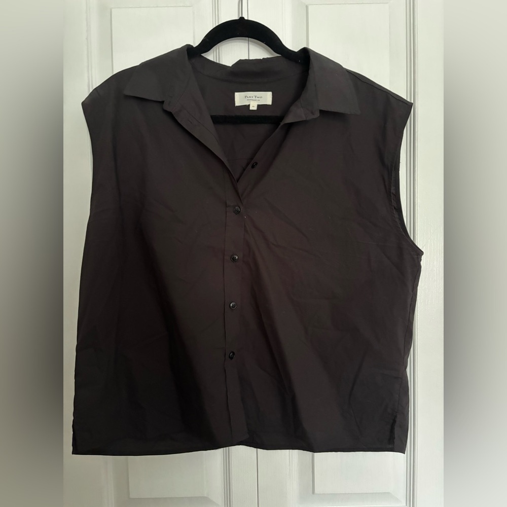 Elegant Sleeveless Button-Down Shirt in Charcoal
